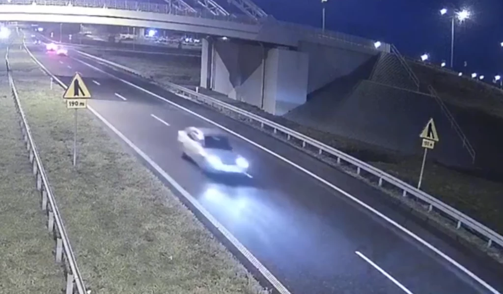 Kierowca srebrnego sedana jadący pod prąd na autostradzie A1