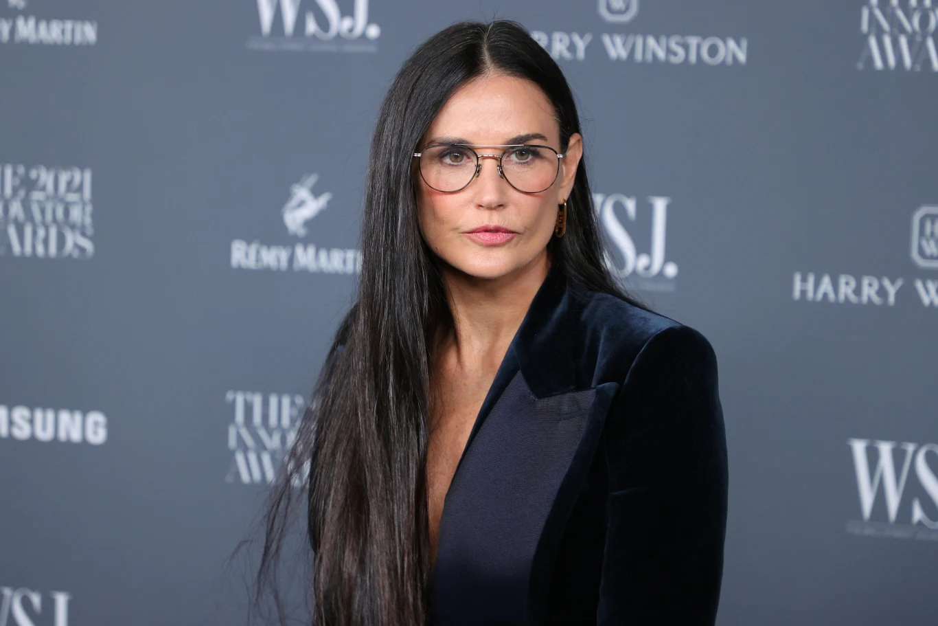 Krytycy wręcz uwielbiali wyżywać się na grze aktorskiej Moore, inna sprawa, że kolejnymi rolami, dawała im ku temu niezłe powody. Demi była (w różnych kategoriach) aż dziewięć razy nominowana do Złotej Maliny (oprócz wspomnianych obrazów, także m.in. za "Żonę rzeźnika", "Same kłopoty", "Szkarłatną literę" i "Aniołki Charliego: Zawrotną szybkość"). Zdecydowanie rzadziej mówiono o niej, chwaląc znakomite kreację (jak ta w "Gdyby ściany mogły mówić"), o wiele częściej, złorzecząc na jej umiejętności (m.in. z tego powodu, oraz by poświęcić więcej czasu swoim trzem córkom, aktorka na przełomie drugiego i trzeciego tysiąclecia robiła sobie kilkuletnie przerwy od grania).