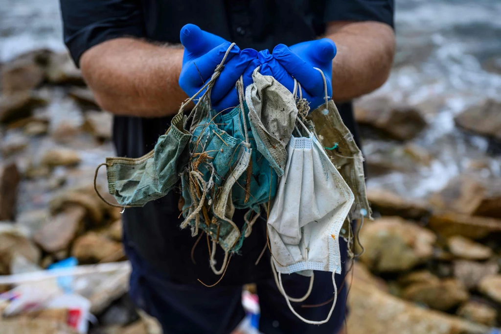 Pandemia COVID-19 to także wzmożona produkcja śmieci, które trafiły do oceanów