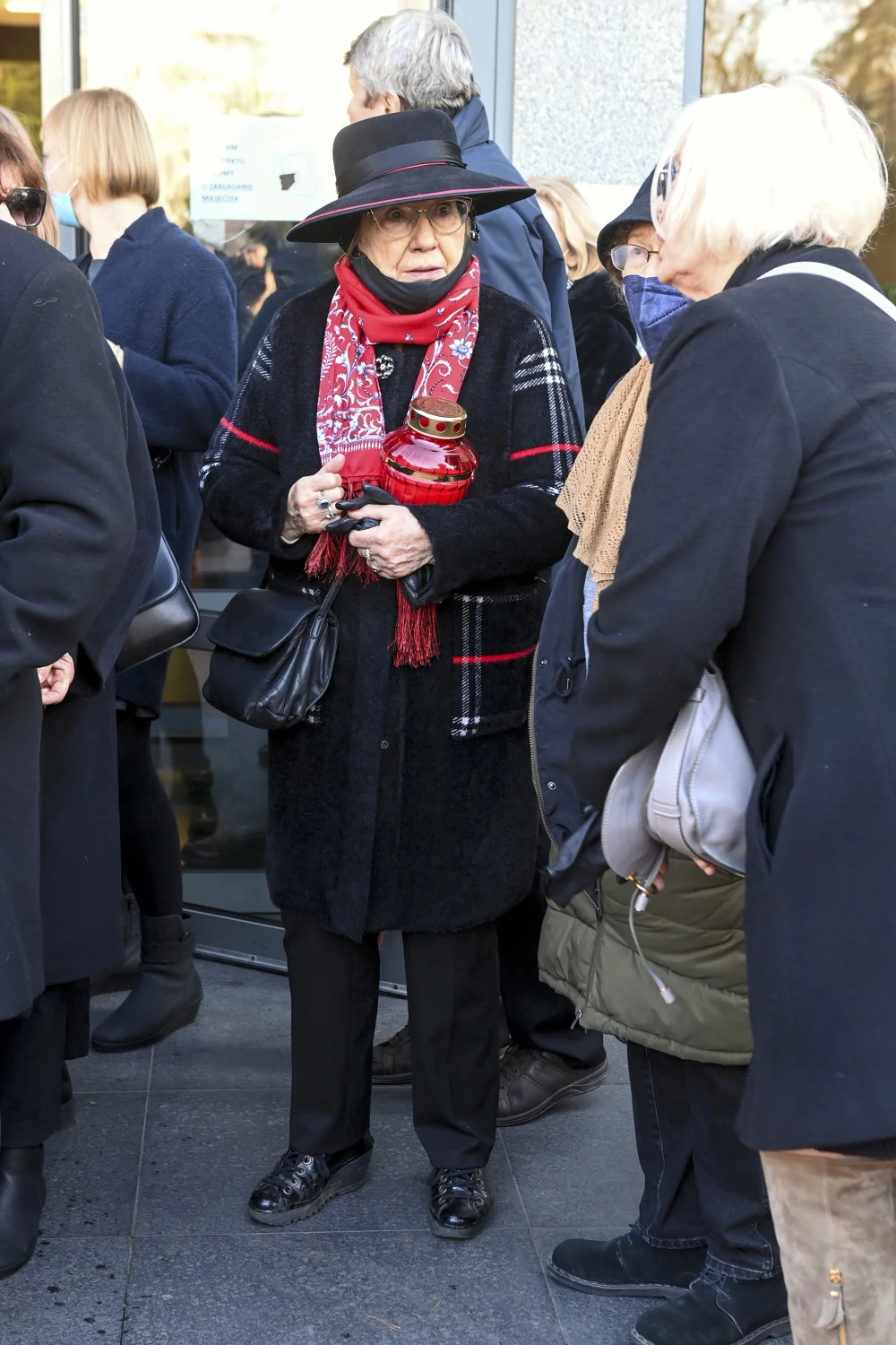Emilia Krakowska na pogrzebie Andrzeja Zaorskiego