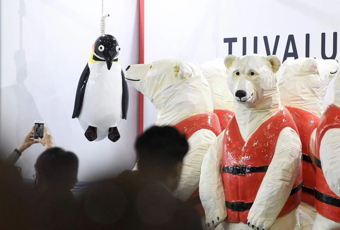 Dosadna wystawa Tuvalu na szczycie klimatycznym COP26 Dosadna wystawa Tuvalu na szczycie klimatycznym COP26