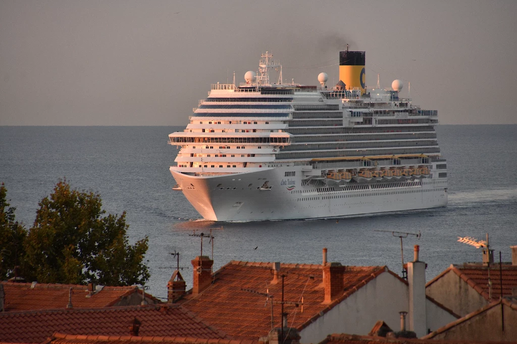 Co należy wiedzieć przed rejsem promem wycieczkowym? Na zdjęciu: statek Costa Diadema wchodzi do portu w Marsylii