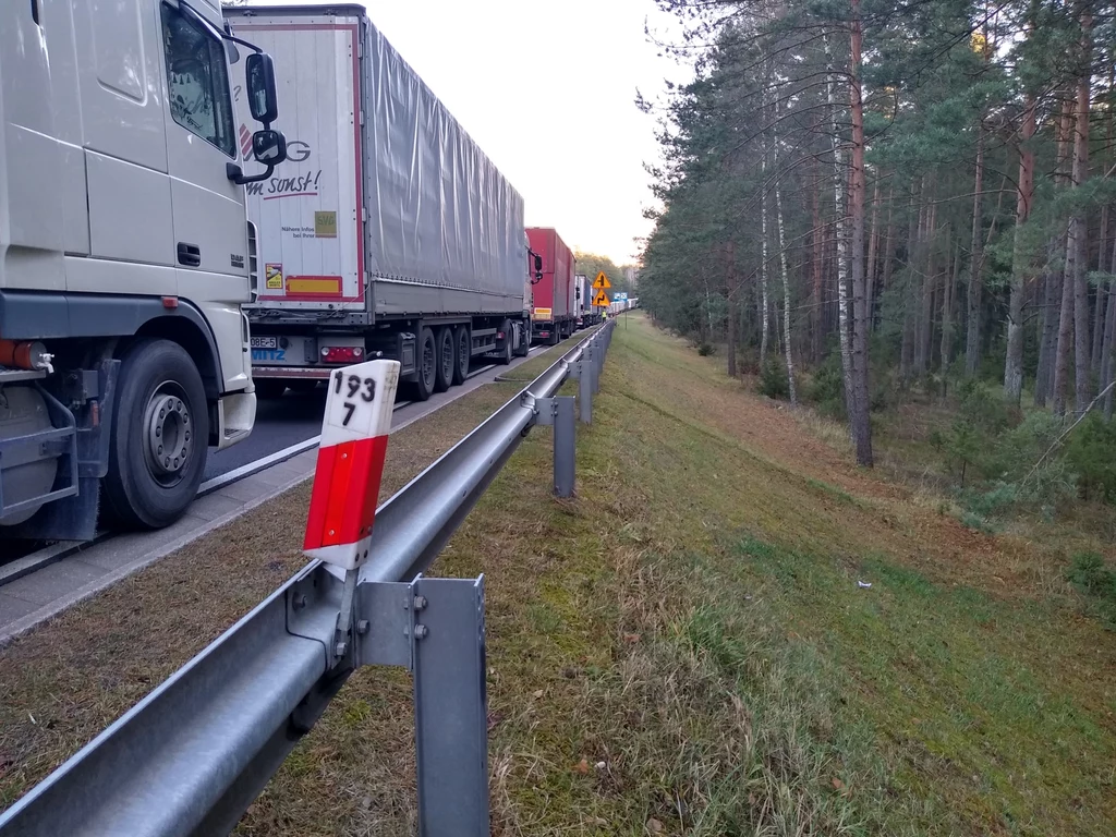 Kolejki na przejściu w Bobrownikach mierzą już 15 km!