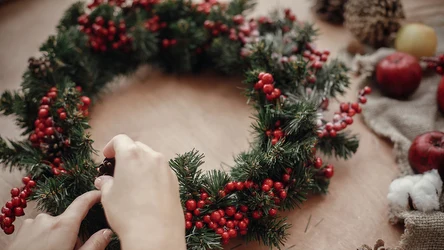 Jak zrobić świąteczny wieniec w domu? Wystarczy kilka produktów. 
