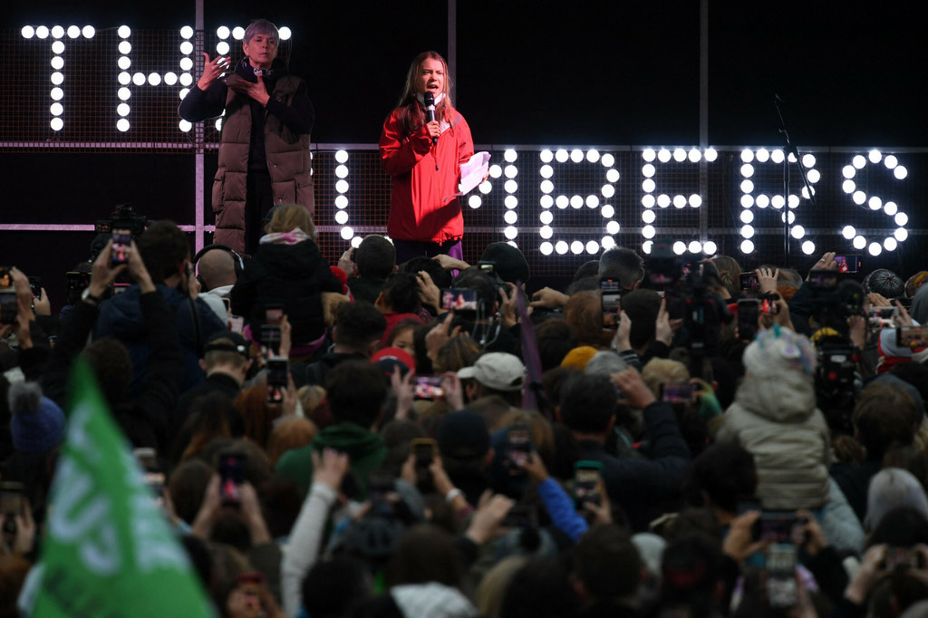 Greta Thunberg przemawiająca na protestach Fridays for Future podczas szczytu klimatycznego COP26