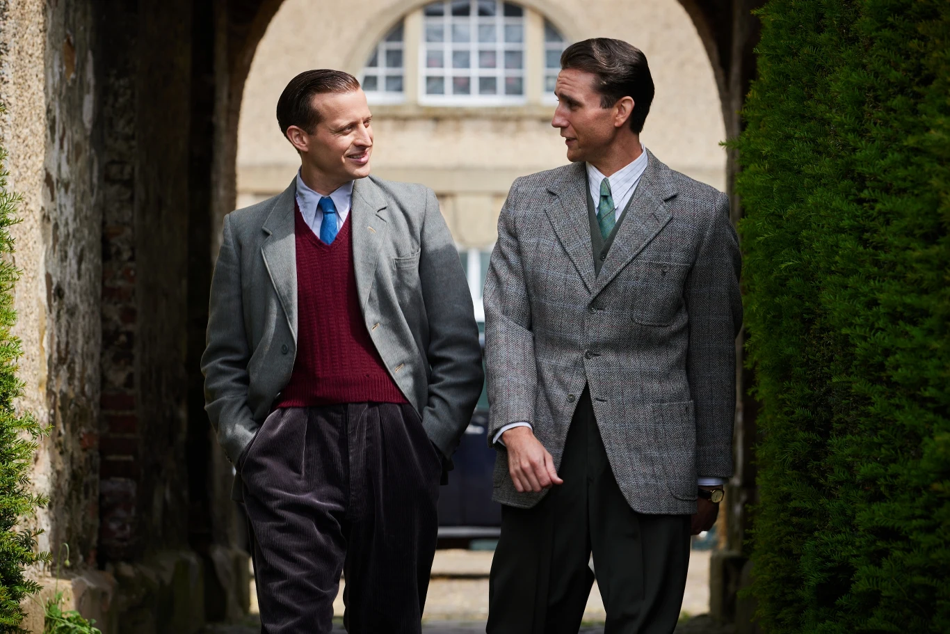 Matthew Lewis (Hugh Hulton), Nicholas Ralph (James Herriot)