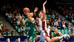 Travis Trice (z lewej) nie pozwolił się zatrzymać Andriejowi Martiukowi.  