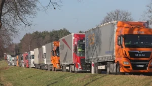 Kolejka samochodów ciężarowych przed granicą