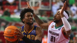 Kobi Simmons (z piłką)