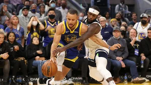Stephen Curry (z lewej) i jego koledzy z Warriors w tym sezonie prezentują jak dotychczas bardzo wysoką formę