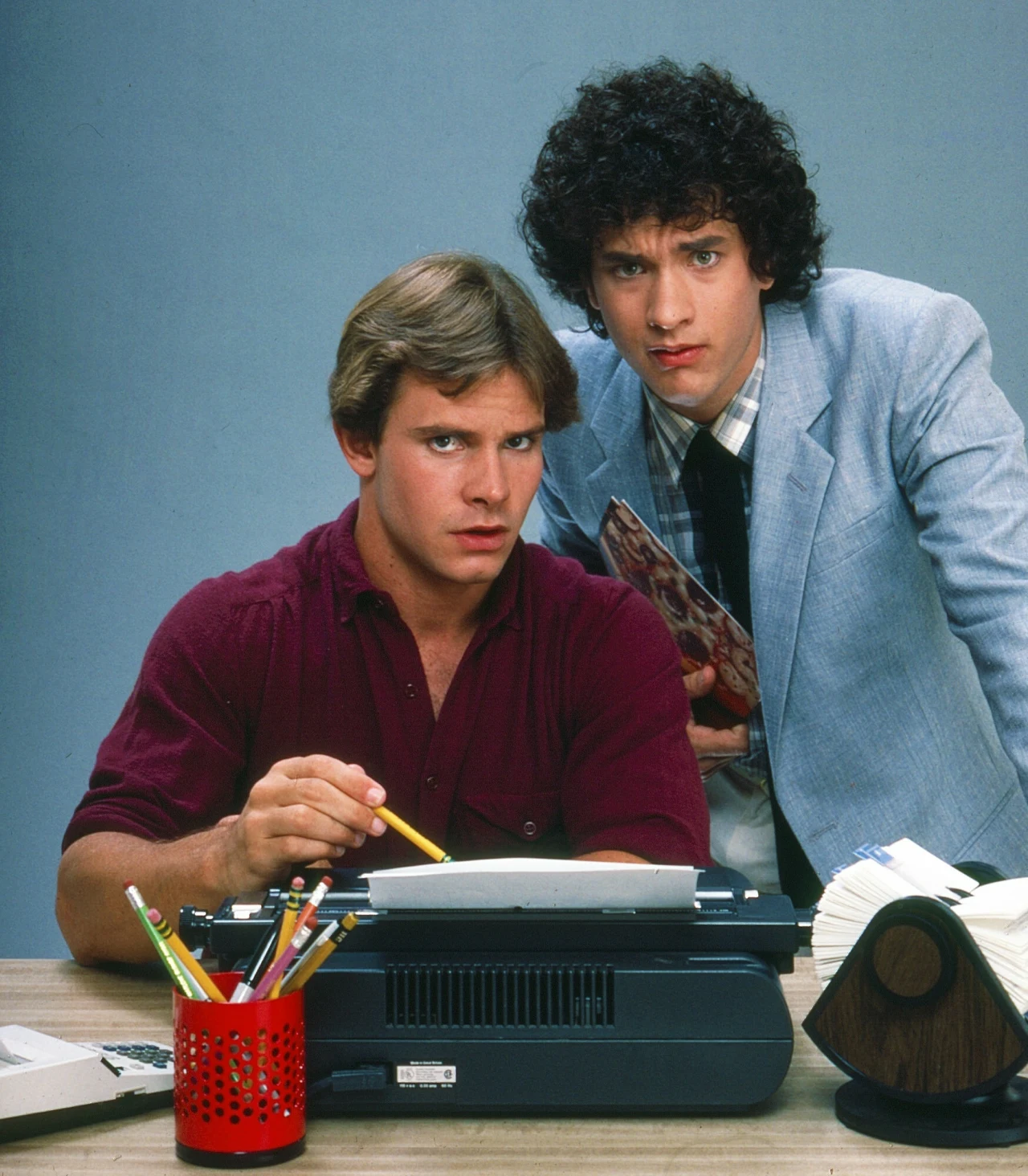 Peter Scolari i Tom Hanks w serialu "Bosom Buddies", 1980-82 r. Peter Scolari i Tom Hanks w serialu "Bosom Buddies", 1980-82 r.