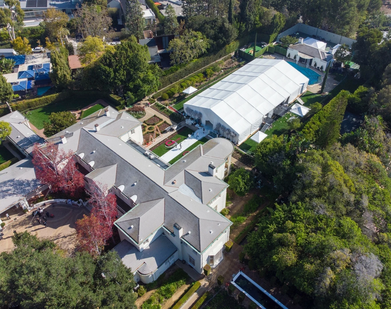 namiot weselny na terenie posiadłości Hiltonów w Bel Air