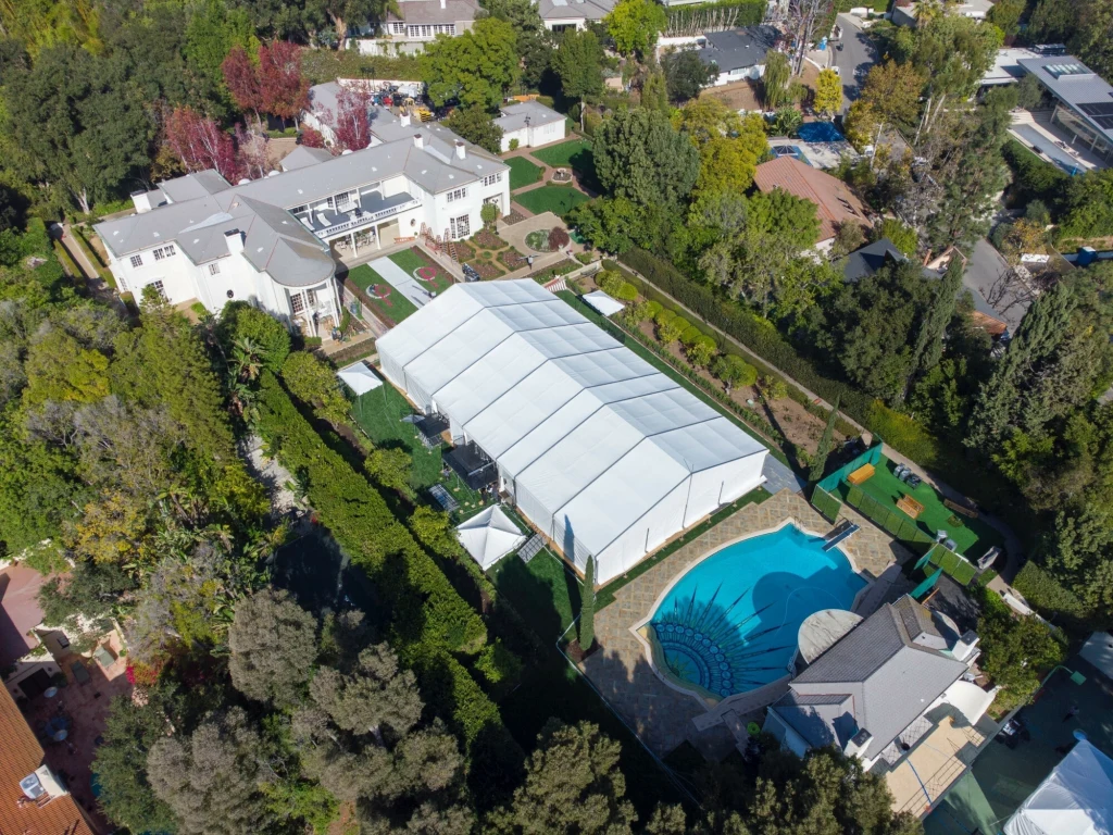 namiot weselny na terenie posiadłości Hiltonów w Bel Air namiot weselny na terenie posiadłości Hiltonów w Bel Air