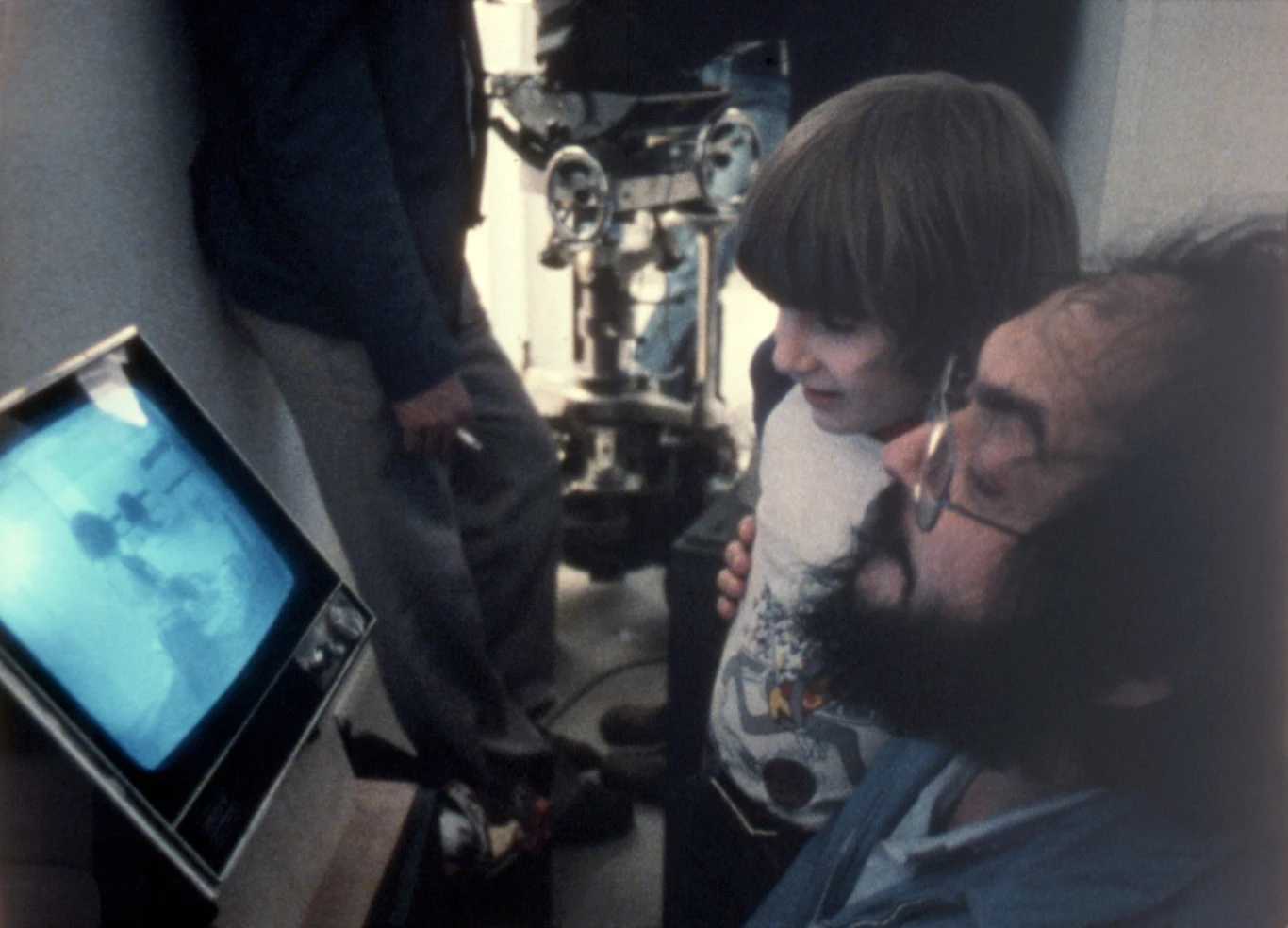 Danny Lloyd i Stanley Kubrick na planie filmu "Lśnienie" (1980)