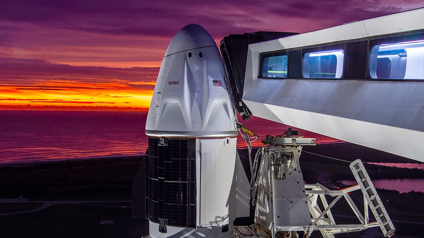 Kapsuła Crew Dragon na szczycie rakiety Falcon 9 firmy SpaceX.
