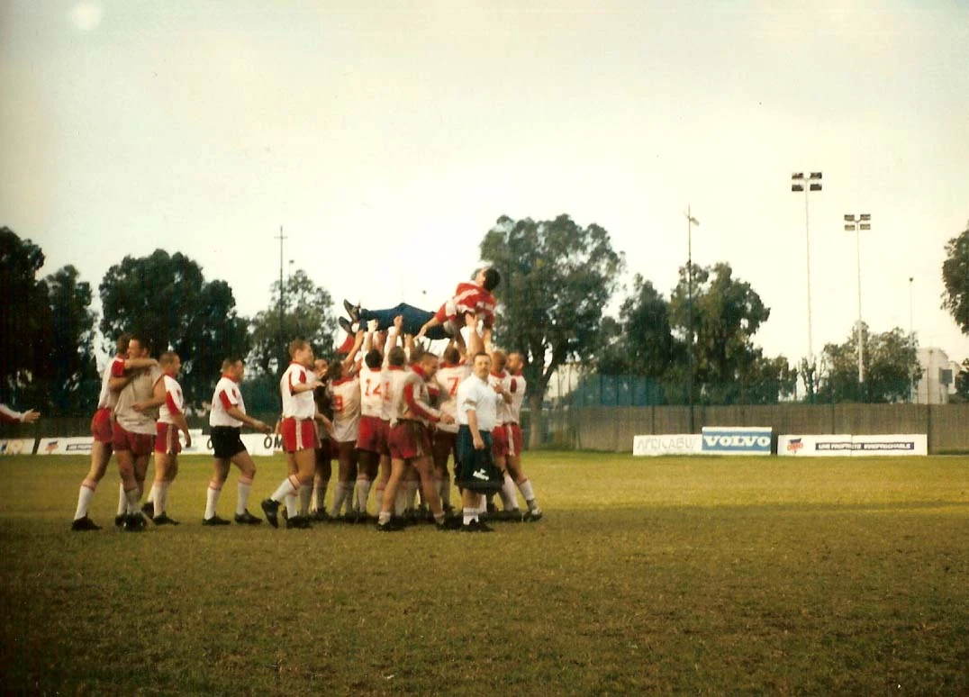 Reprezentacja Polski po zwycięskim meczu z Maroko w Casablance. W górze podrzucany ówczesny selekcjoner Maciej Powała - Niedźwiecki.