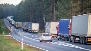 Kolejka tirów do przejścia granicznego w Bobrownikach 