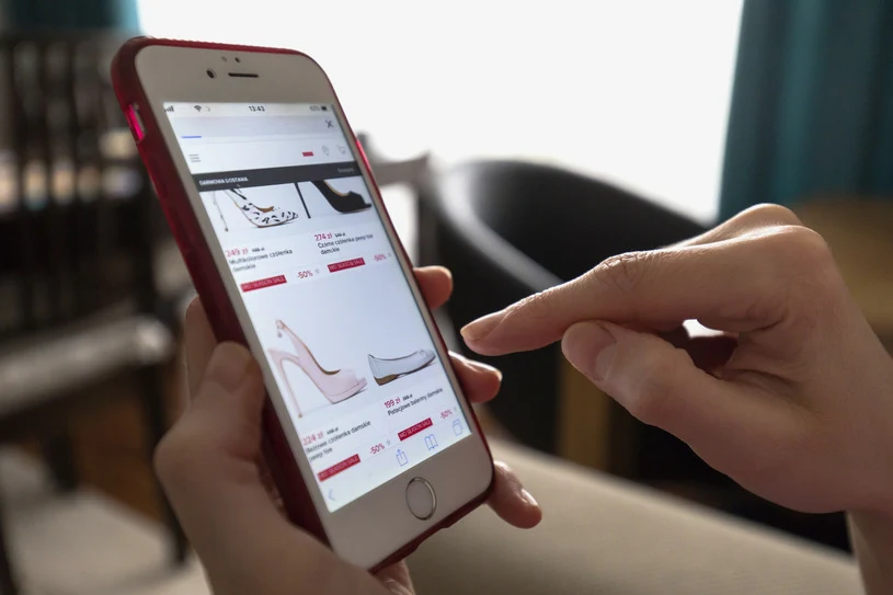 Przybywa e-sklepów, spada liczba stacjonarnych