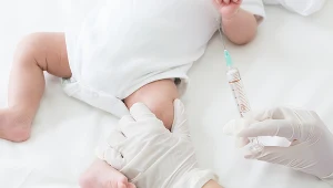 Szczepionkę przeciwko błonicy, tężcowi i krztuścowi niemowlę otrzymuje w drugim miesiącu życia