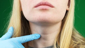 Nadczynność tarczycy występuje, gdy tarczyca wytwarza więcej hormonów, niż potrzebuje organizm. Niedoczynność to sytuacja odwrotna