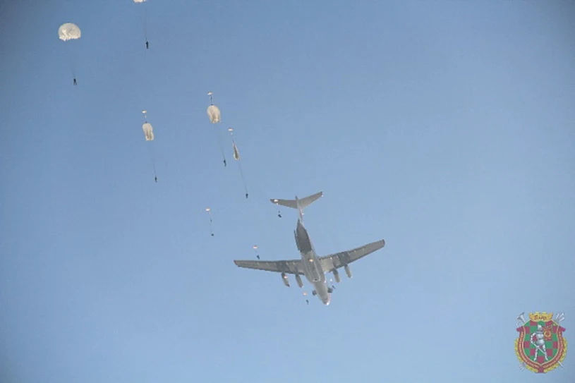 Spadochroniarze przy granicy z Polską