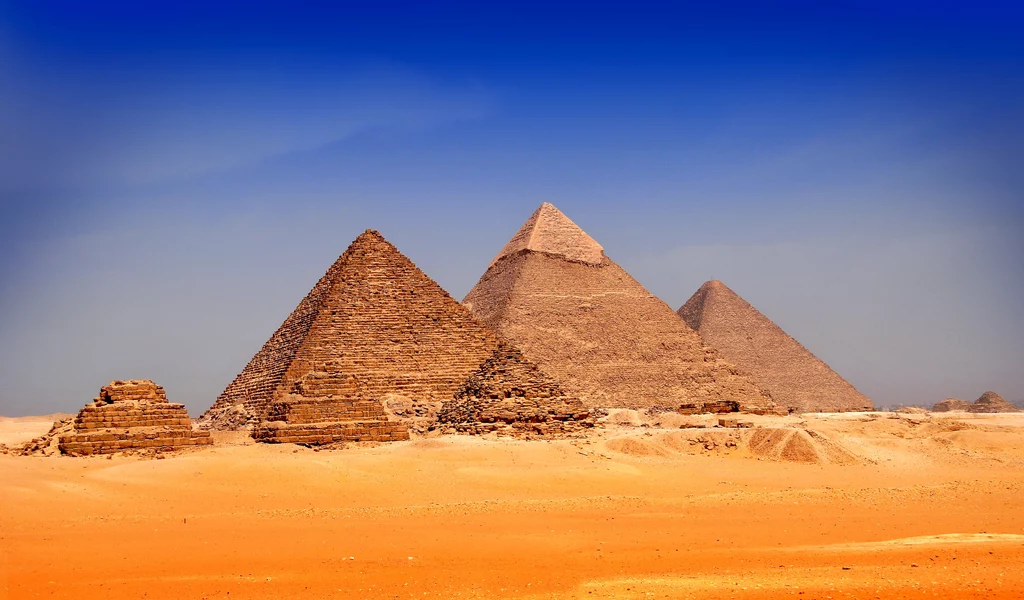 Piramidy w Gizie są jednymi z najpopularniejszych atrakcji turystycznych na świecie 