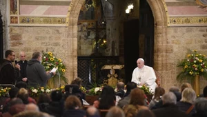 Papież w trakcie spotkania z ubogimi i bezdomnymi w Asyżu