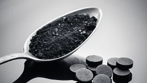 Słynne "czarne tabletki" warto mieć w domowej apteczce, choćby na wszelki wypadek