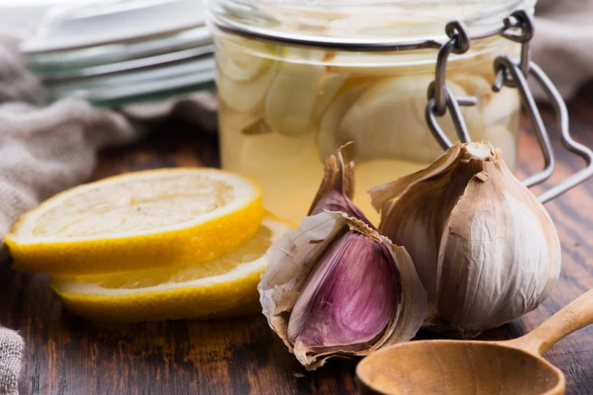 Syrop z czosnku, cytryny i miodu to remedium na męczące przeziębienie