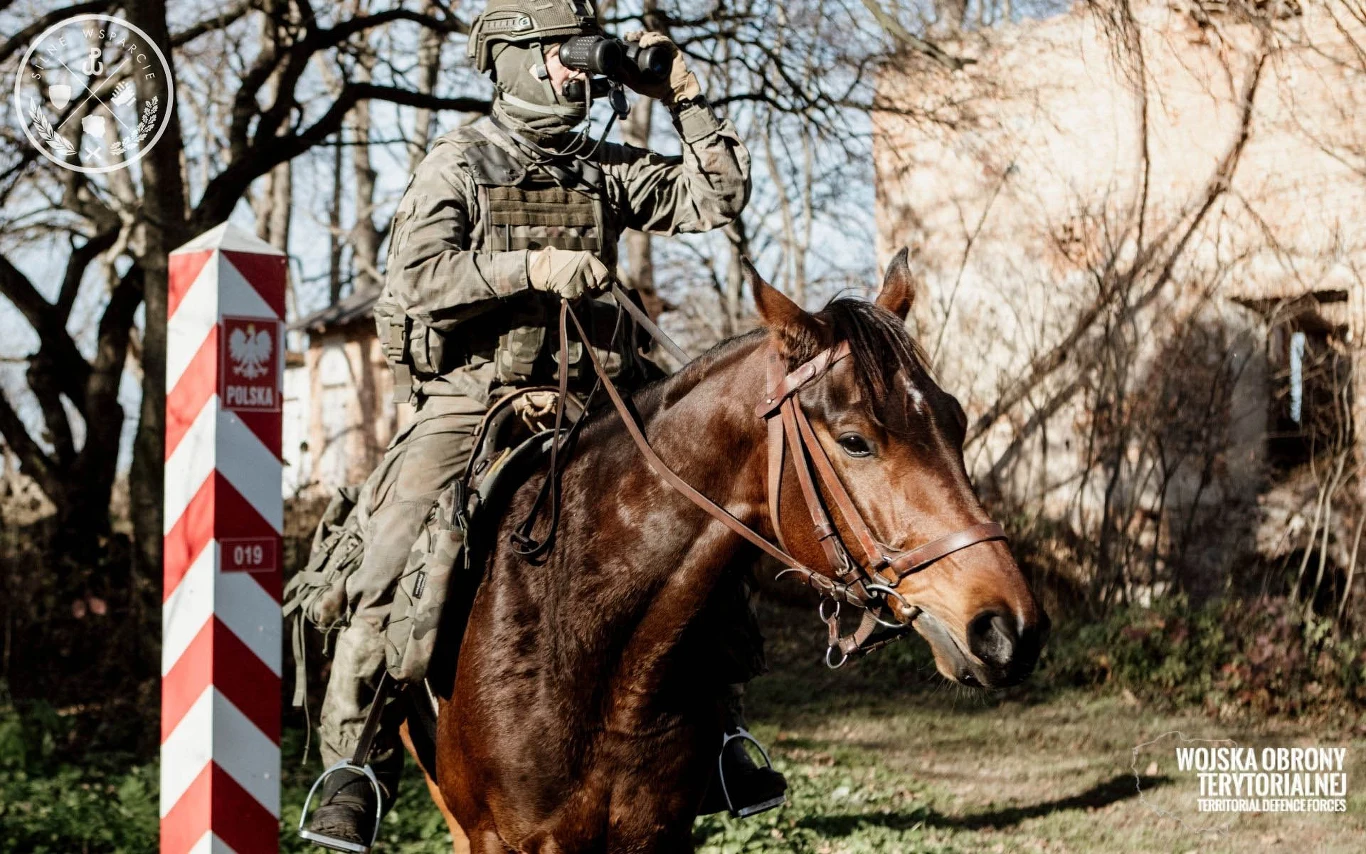 Patrole konne są szczególnie przydatne w trudnych warunkach terenowych jakie występują na granicy z Białorusią. Patrole konne są szczególnie przydatne w trudnych warunkach terenowych jakie występują na granicy z Białorusią.