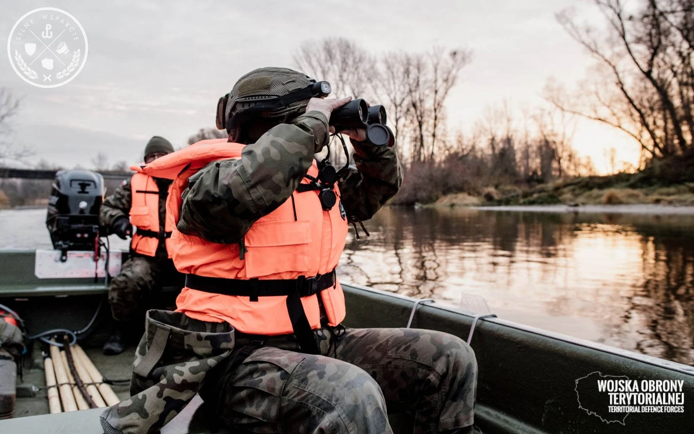 Działania patrolowe prowadzone są na odcinku granicy na rzece Bug, w tym przypadku żołnierze WOT wykorzystują płaskodenne łodzie patrolowe. Działania patrolowe prowadzone są na odcinku granicy na rzece Bug, w tym przypadku żołnierze WOT wykorzystują płaskodenne łodzie patrolowe.
