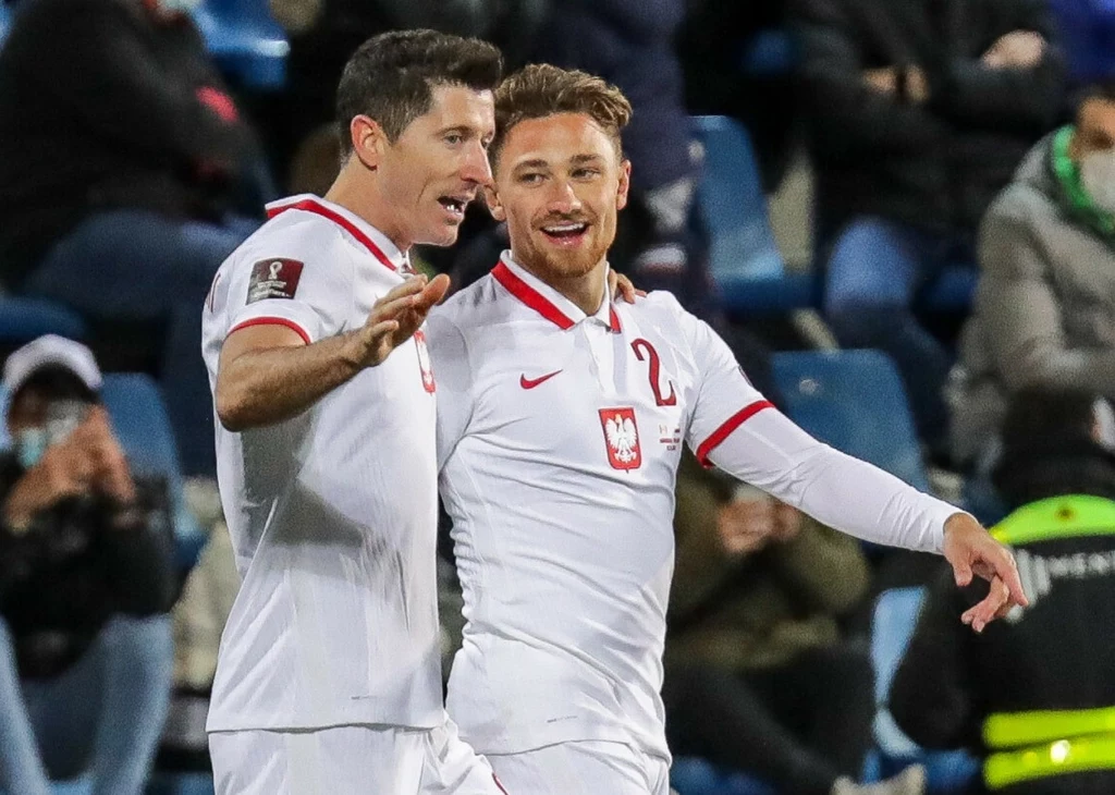Robert Lewandowski i Matty Cash Robert Lewandowski i Matty Cash