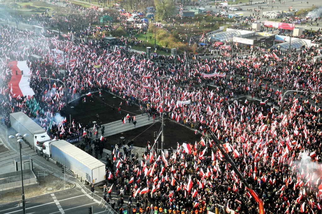 "Chcielibyśmy być dumni, tymczasem wstyd to emocja, która – okazuje się – Polakom towarzyszy dość często"