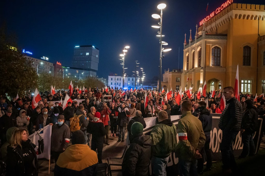 "Nie można, ba, nie wypada już stać gdzieś pośrodku (nie to, że bym chciał, ale takiej opcji po prostu nie przewidziano)"