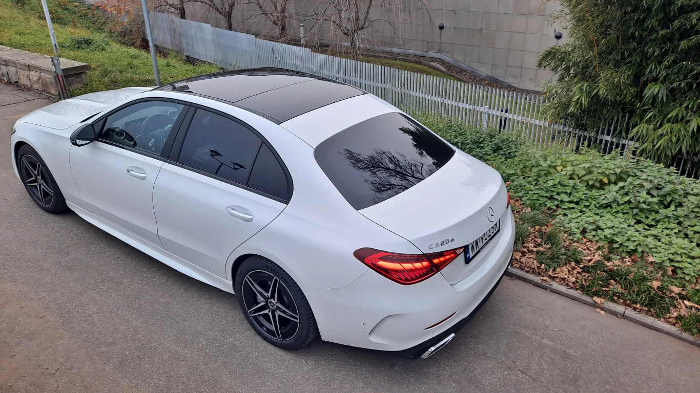 Dotyczy to także tylnej części nadwozia, gdzie pojawiły się dzielone światła, które pozwolą w niezawodny sposób odróżnić model od poprzednika.