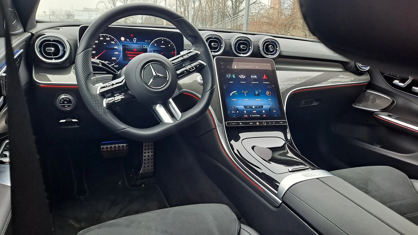 Największą nowością jest jednak deska rozdzielcza, której układ został zaadaptowany z nowej klasy S. Kierowca ma więc przed sobą wystający ekran wskaźników (12,3 cala), natomiast obsługa wszystkich funkcji odbywa się za pośrednictwem niemal kwadratowego ekranu (11,9 cala), który umieszczono stosunkowo nisko, dla łatwiejszej obsługi dotykowej. 