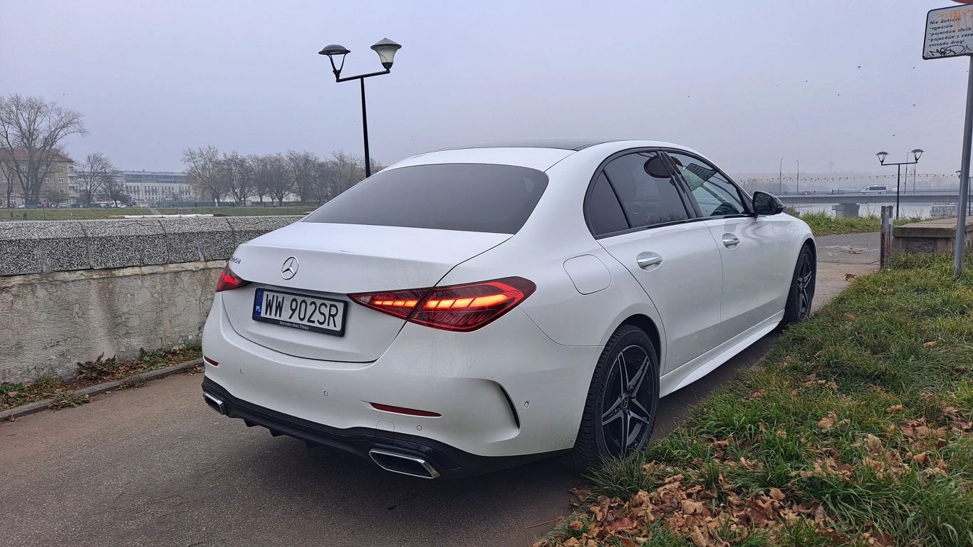 Samochód ma 4751 mm długości, 1820 mm szerokości oraz 1438 mm wysokości, a jego rozstaw osi wynosi 2865 mm. 