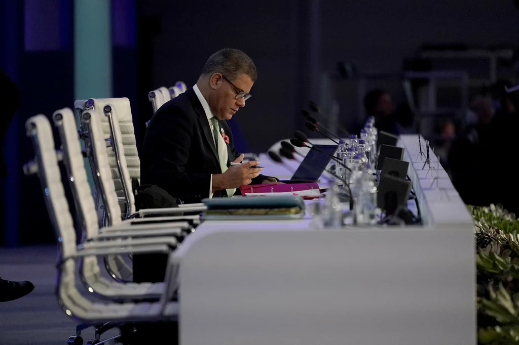 Prezydent COP26 Alok Sharma podczas rozpoczęcia sesji plenarnej podsumowującej szczyt klimatyczny.