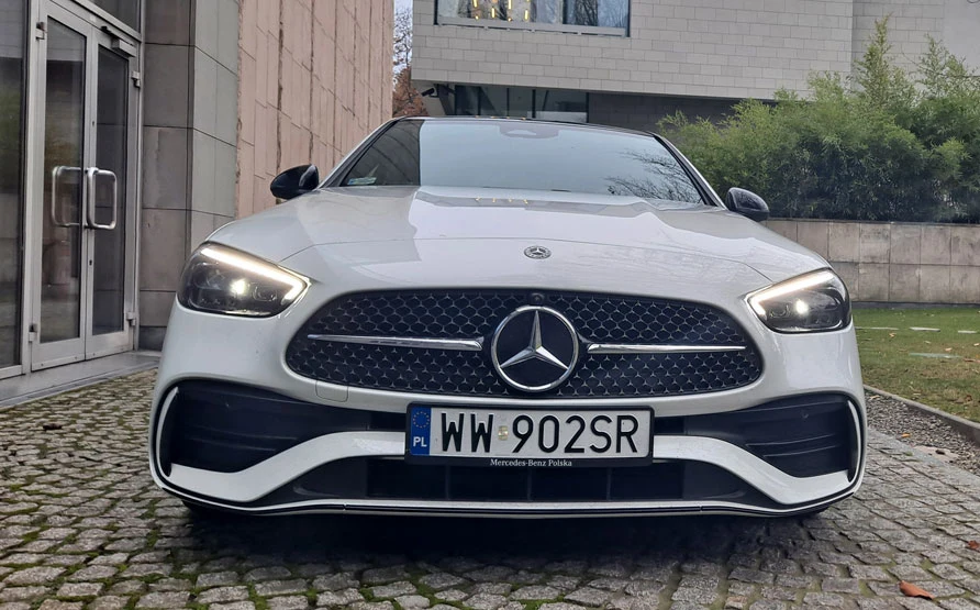 Choć samochód ten został zaprojektowany od podstaw, dla wielu osób jest bardzo podobny do poprzedniczki. Bliżej jednak jemu do zmodernizowanej klasy E, od której odróżniają ją choćby ostrzej zarysowane reflektory. 