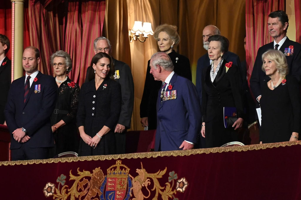 Księżna Kate i książę William, a także inni członkowie brytyjskiej rodziny królewskiej ubrali się w ciemne stroje