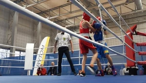 Walka finałowa w kategorii do 46 kg kadetów podczas Memoriału Leszka Błażyńskiego w Bytomiu. Kamil Wołosz (na czerwono) vs. Aleksander Kucher (na niebiesko)