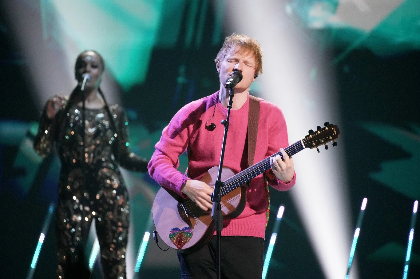 Usłyszeliśmy przeboje "Overpass Graffiti" i "Shivers".