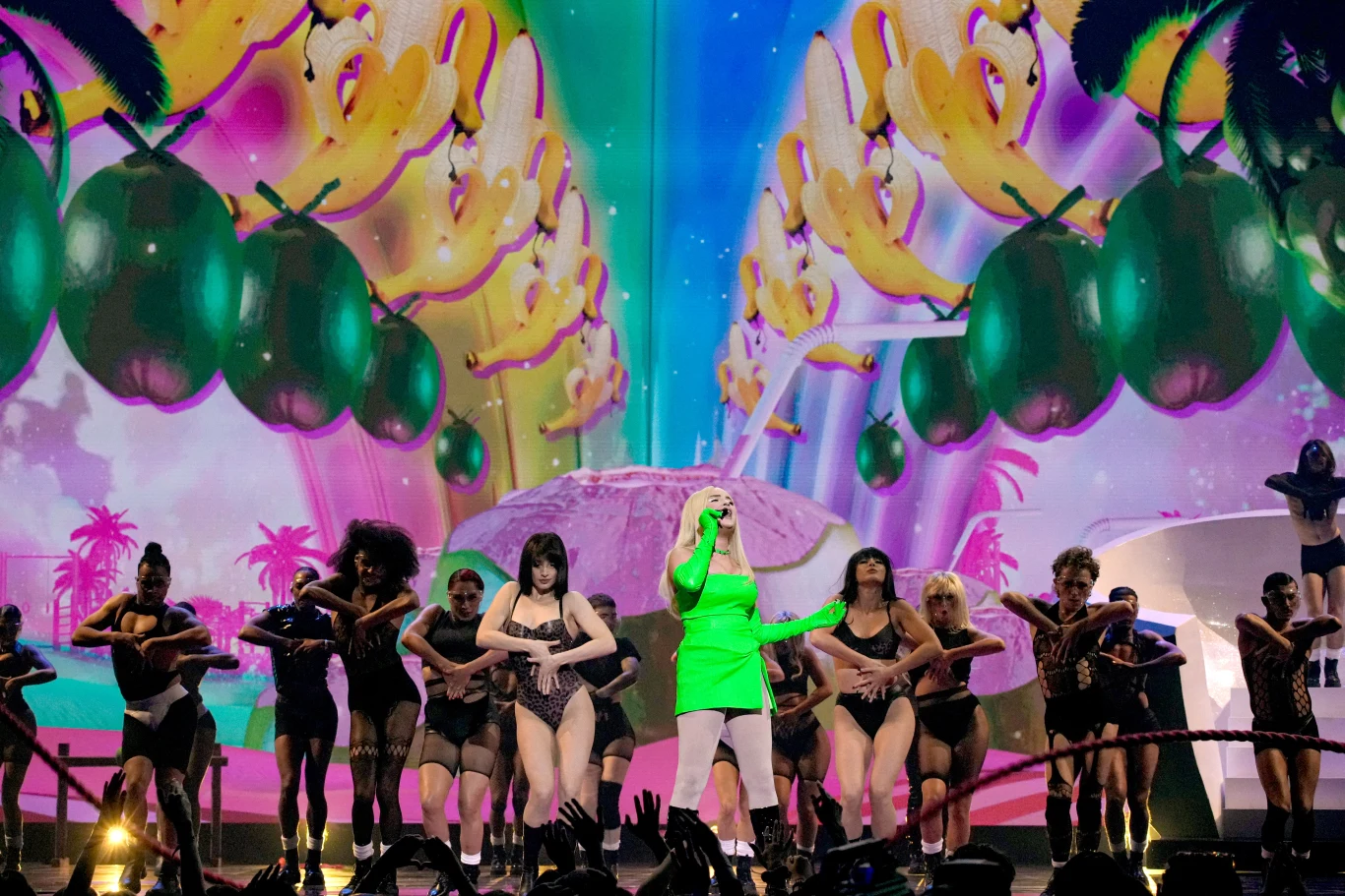 Kim Petras wykonała swoje przeboje "Coconuts" & "Hit It From The Back". Podczas tego pierwszego na scenie zrobiło się kolorowo, a sama artystka śpiewała wewnątrz wielkiego kokosa.