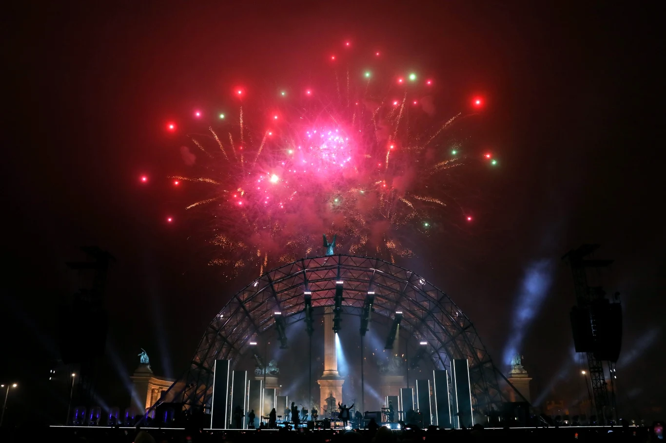 Występ, choć oszczędny jeśli chodzi o scenografię, zakończony został pokazem sztucznych ogni.