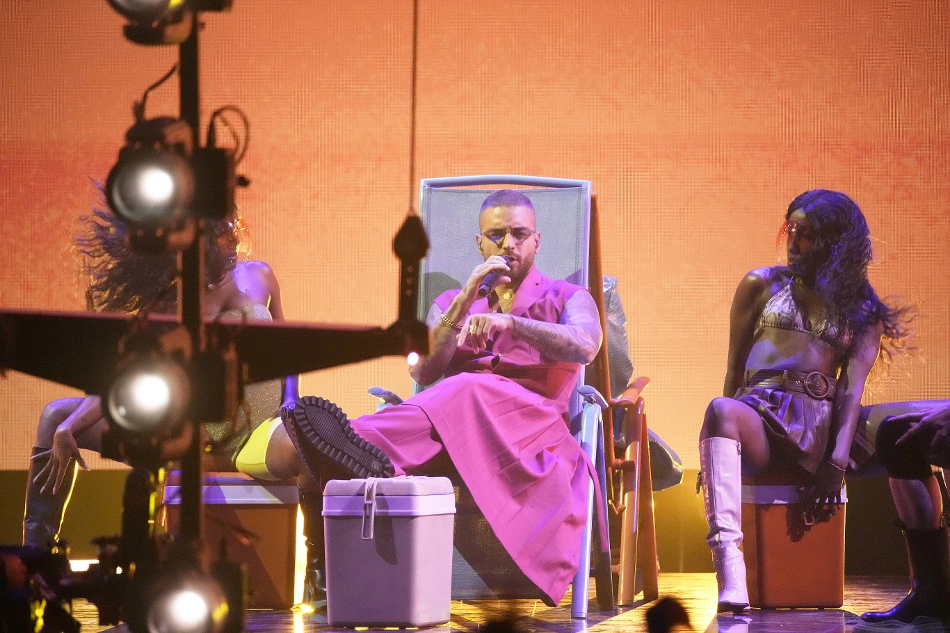 Maluma i Rayvanny rozpoczęli swój występ... na siedząco.