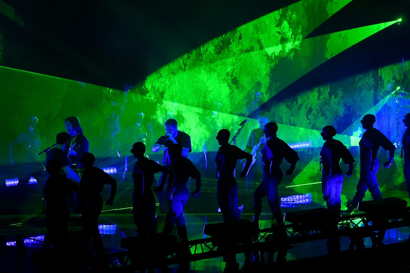 Zespołowi towarzyszył raper JID.