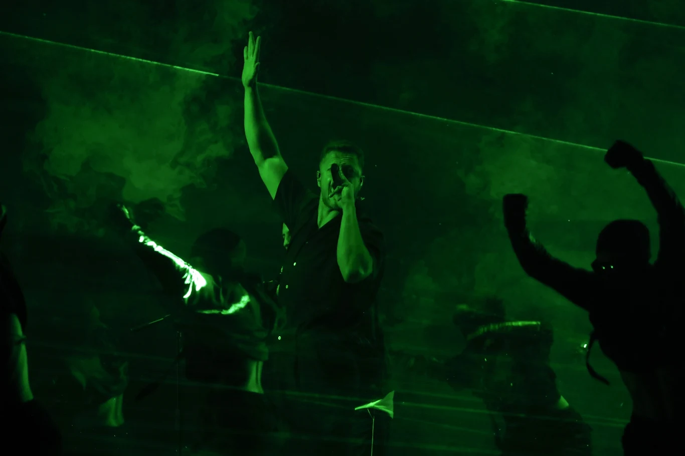Imagine Dragons zagrali piosenkę "Enemy" wśród zielonych stroboskopów i masy tancerzy.