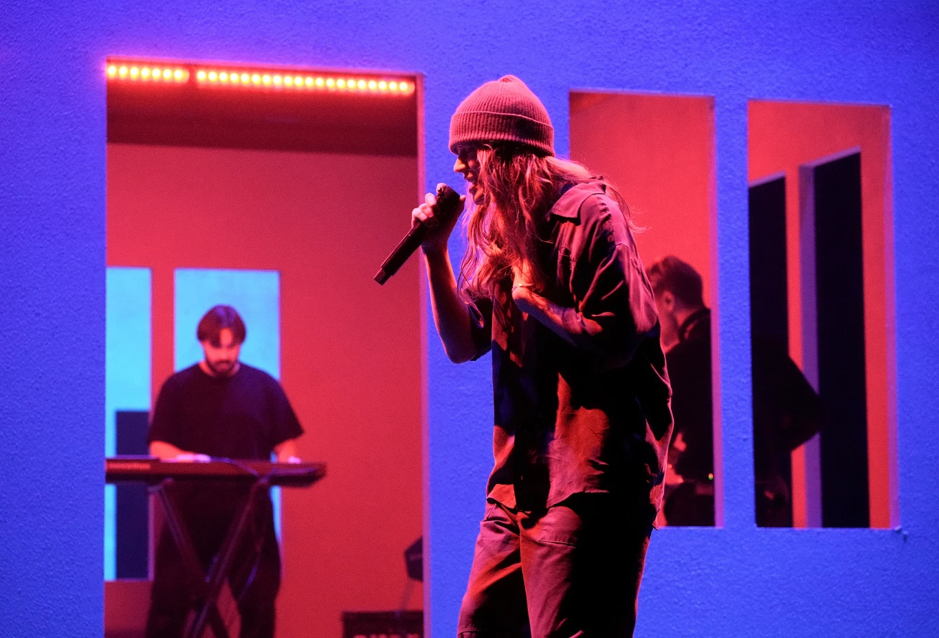 Girl in Red wykonała przebój "Serotonin". Tu na szczególną uwagę zasługuję scenografia.