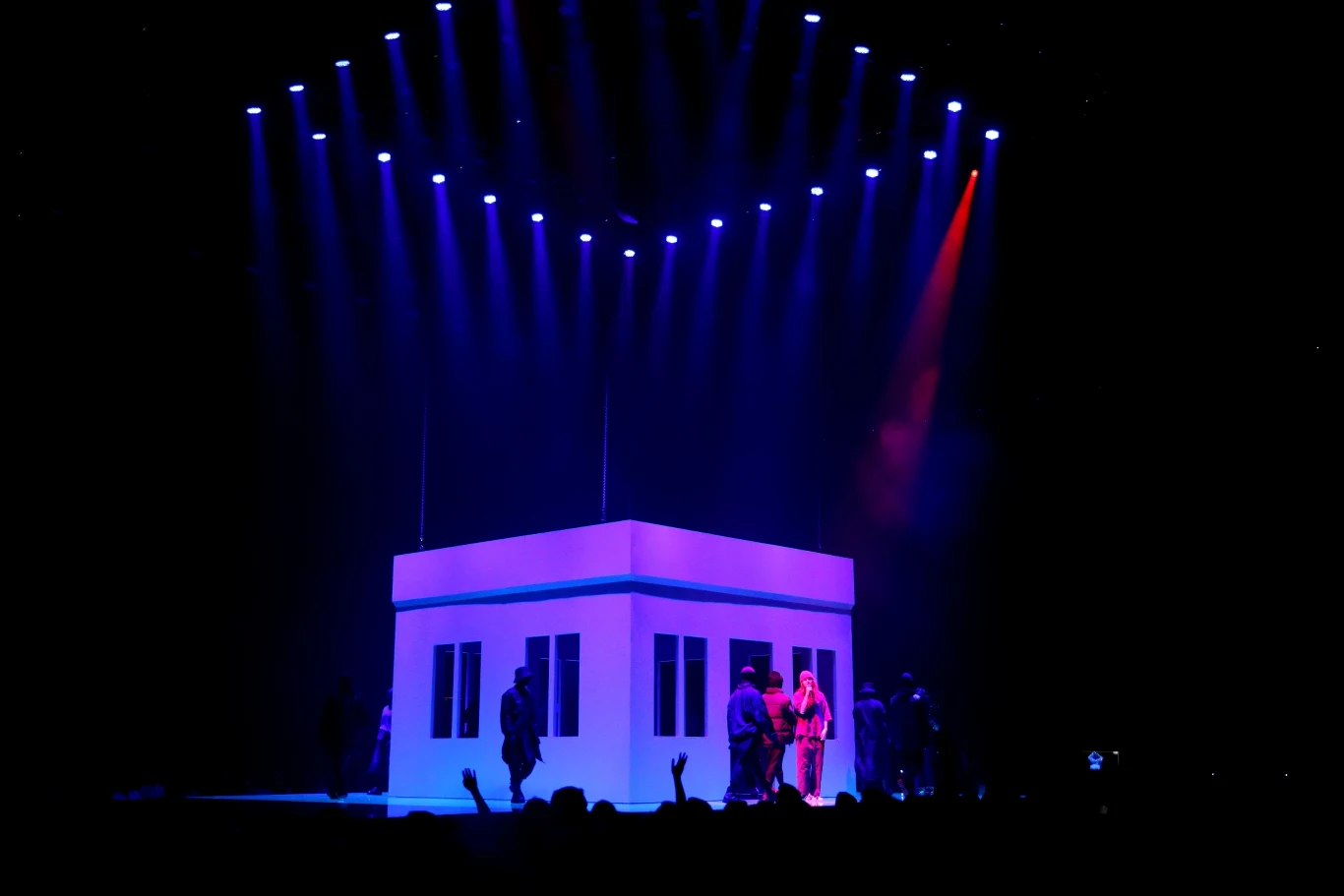 Wokalistka z zespołem wystąpiła w małym domku postawionym na scenie. Robiło wrażenie!