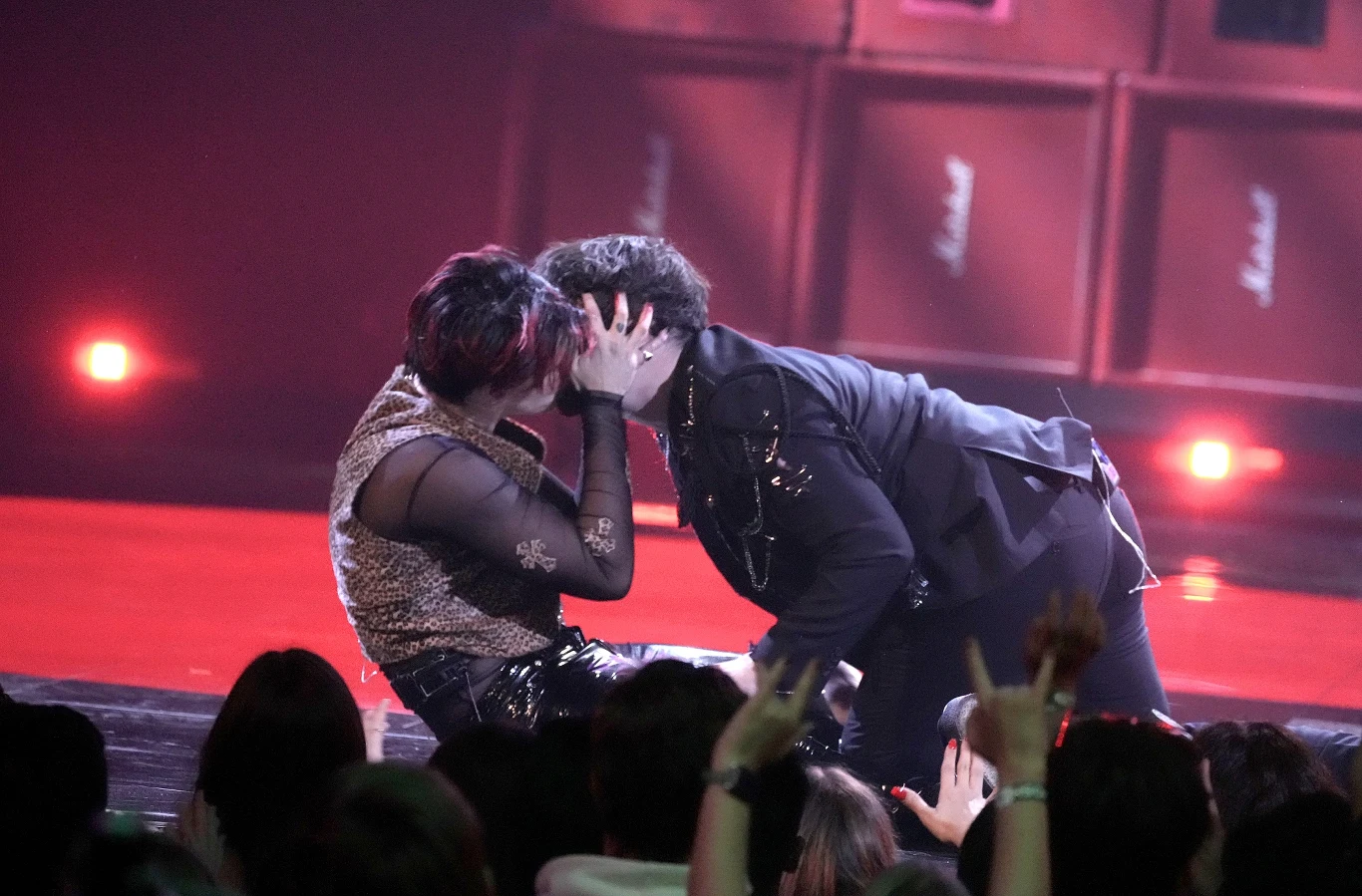 W trakcie grania solówki Yungblud pocałował gitarzystę Adama Warringtona. Publiczność oszalała!